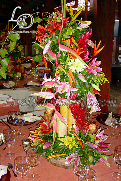 Decoracin con bamb y flores tropicales